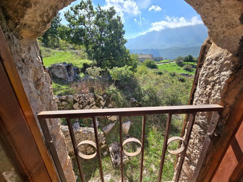 Klein huisje op het platteland in Tione degli Abruzzi