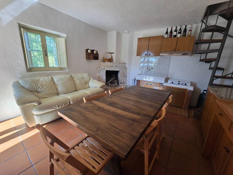 Casa di campagna a Tione degli Abruzzi