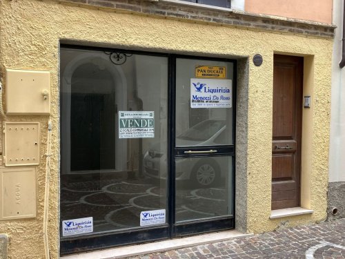 Edifício comercial em Atri