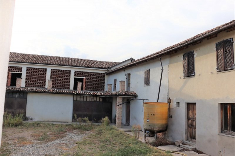 Hus på landet i Castiglione Tinella