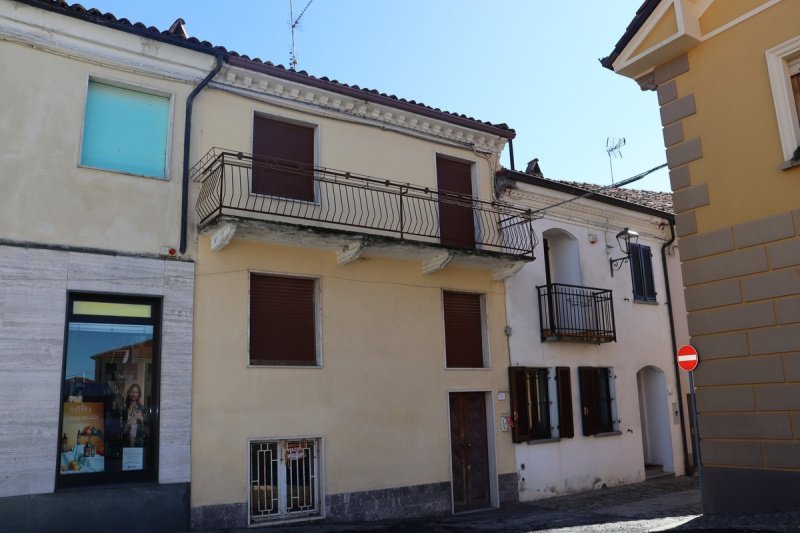 Historisches Haus in Castiglione Tinella