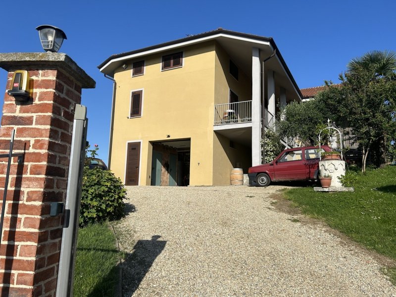 Villa a Castagnole delle Lanze