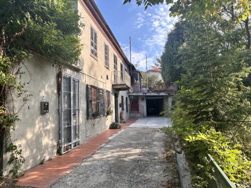 Особняк из двух квартир в Манго