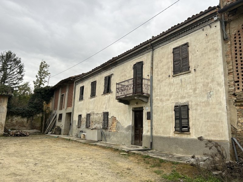 Casa de campo em Castiglione Tinella