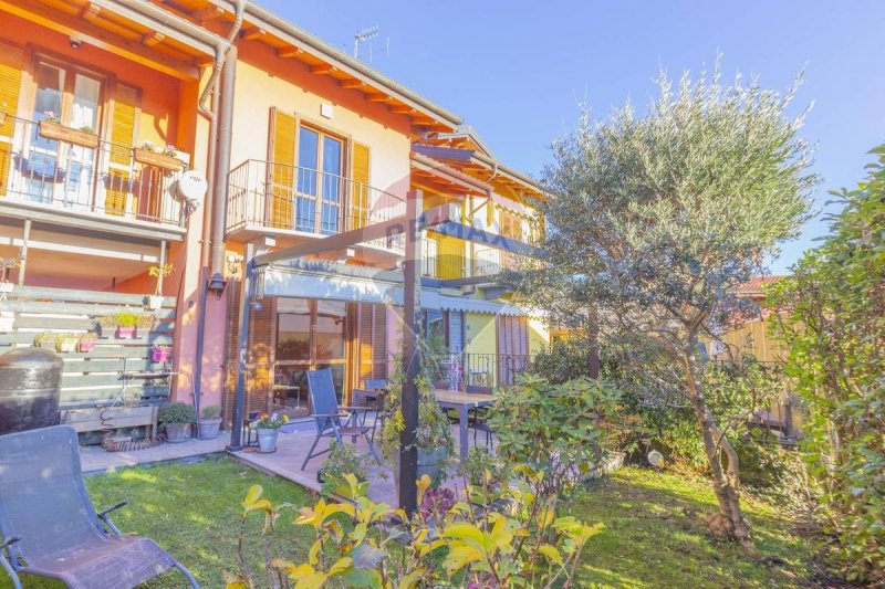 Terraced house in Cambiasca