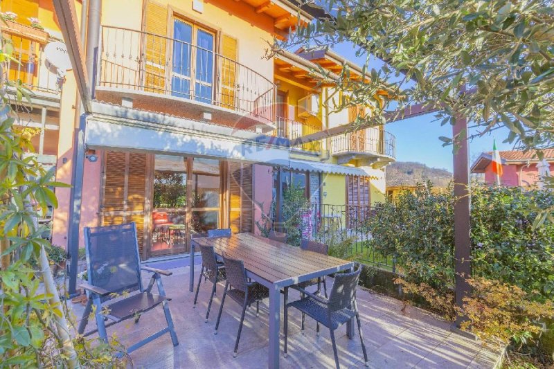 Terraced house in Cambiasca