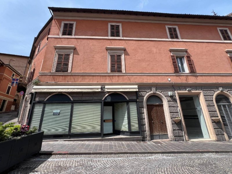 Edifício comercial em Fabriano