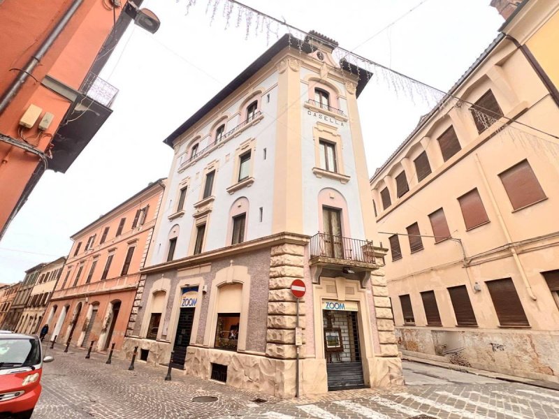 Edifício comercial em Fabriano