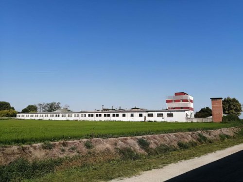 Kommersiell byggnad i Mortara