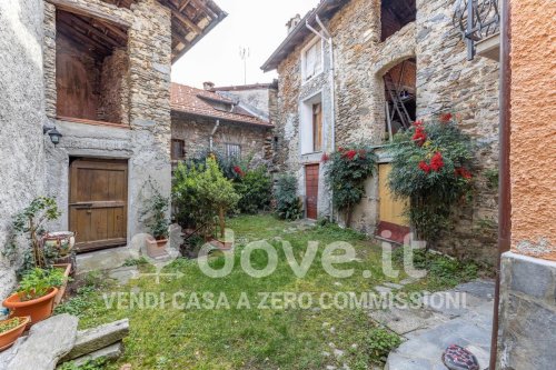 Klein huisje op het platteland in Montegrino Valtravaglia
