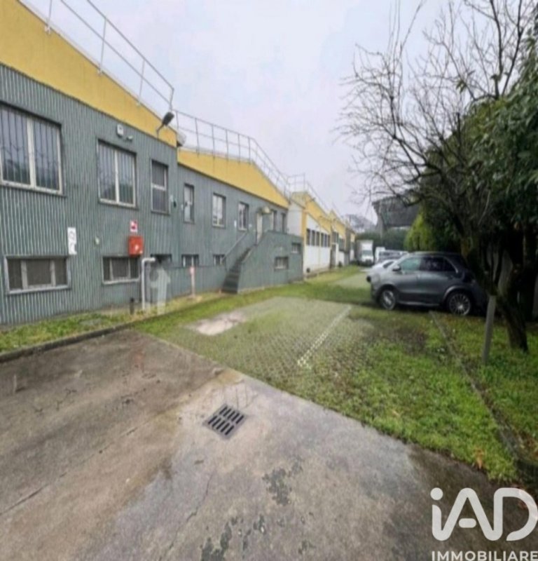 Gewerbeimmobilie in Opera