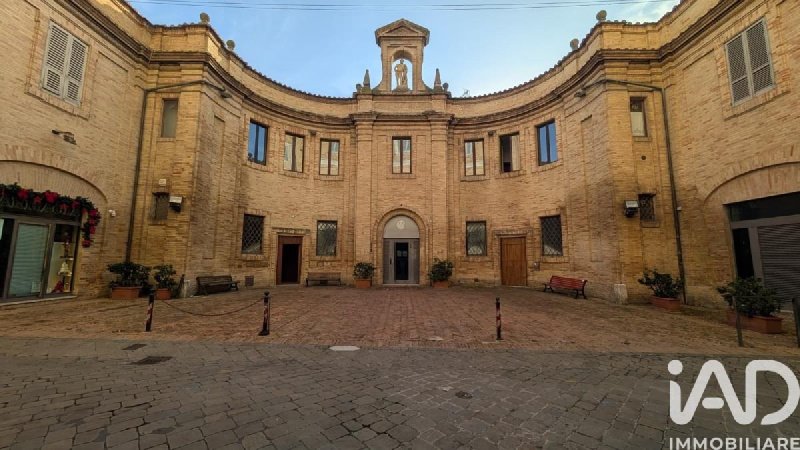 Edifício comercial em Macerata
