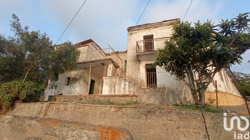 Detached house in Longobardi