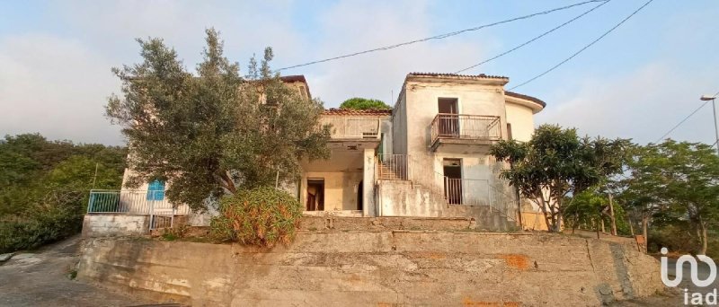 Detached house in Longobardi