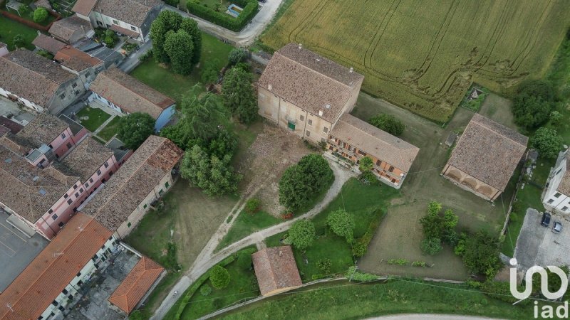 Edificio en Serravalle a Po