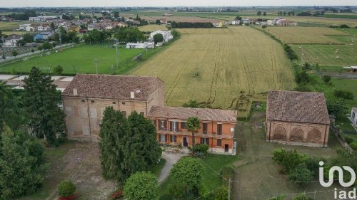 Palast in Serravalle a Po