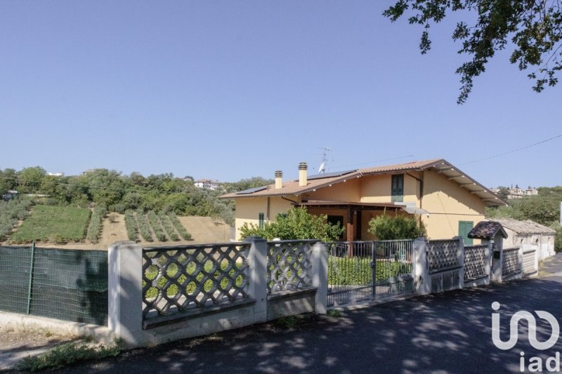 Detached house in Mosciano Sant'Angelo