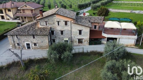 Klein huisje op het platteland in Ascoli Piceno