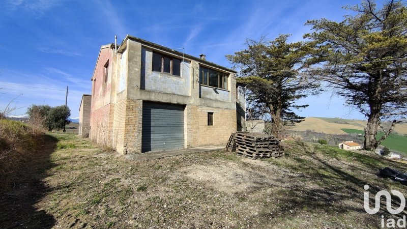 Detached house in Montalto delle Marche