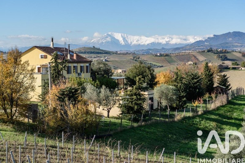 Вилла в Аквавива-Пичена