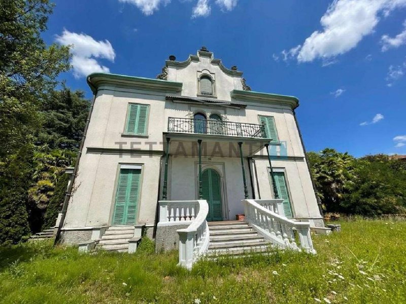 Villa à Montano Lucino