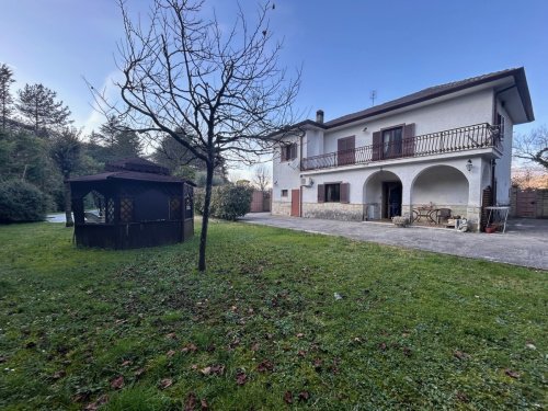 Villa in Atina