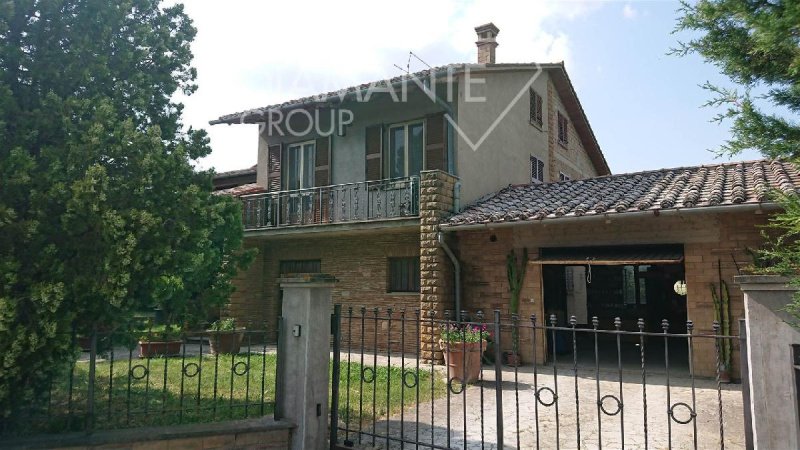 Вилла в Кастильоне-дель-Лаго