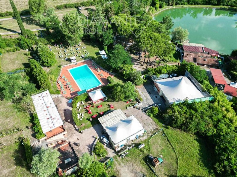 Kommersiell byggnad i Castellina in Chianti