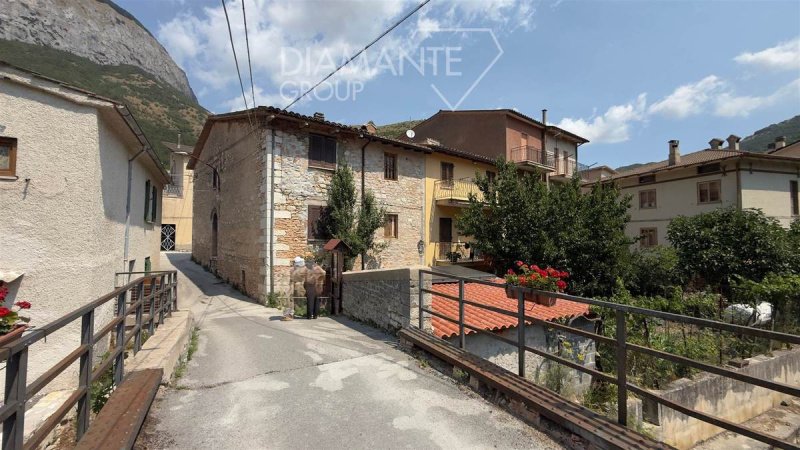 Casa geminada em Scheggia e Pascelupo