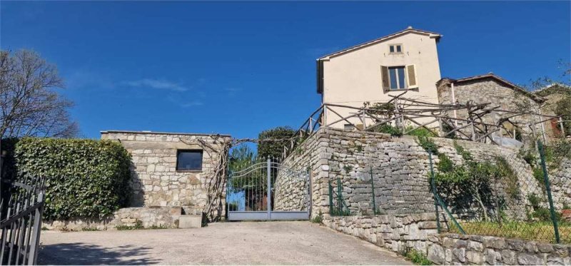 Klein huisje op het platteland in Todi