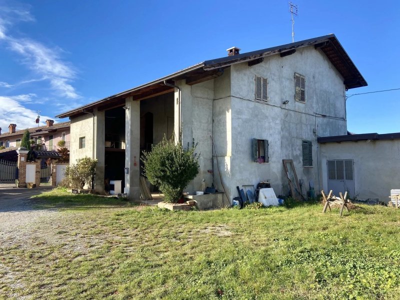 Klein huisje op het platteland in Cuneo