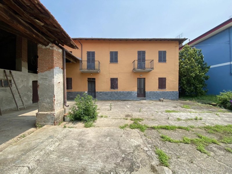 Klein huisje op het platteland in Cuneo