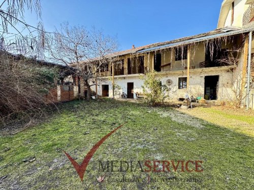 Klein huisje op het platteland in Caraglio