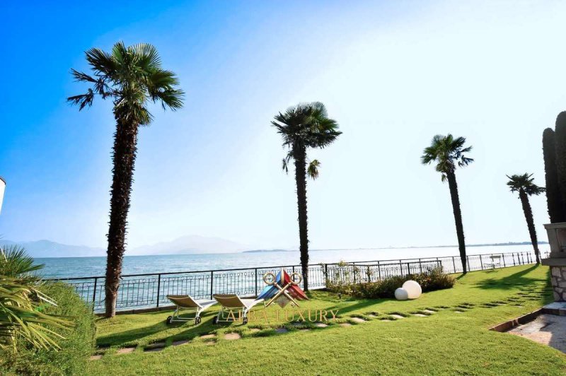 加尔达湖群滨代森扎诺别墅