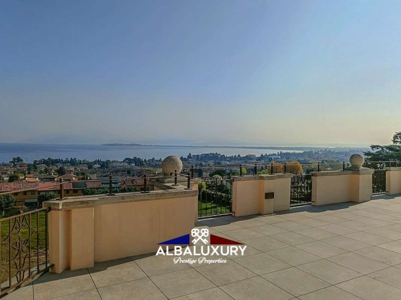 加尔达湖群滨代森扎诺公寓