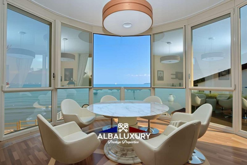 加尔达湖群滨代森扎诺别墅