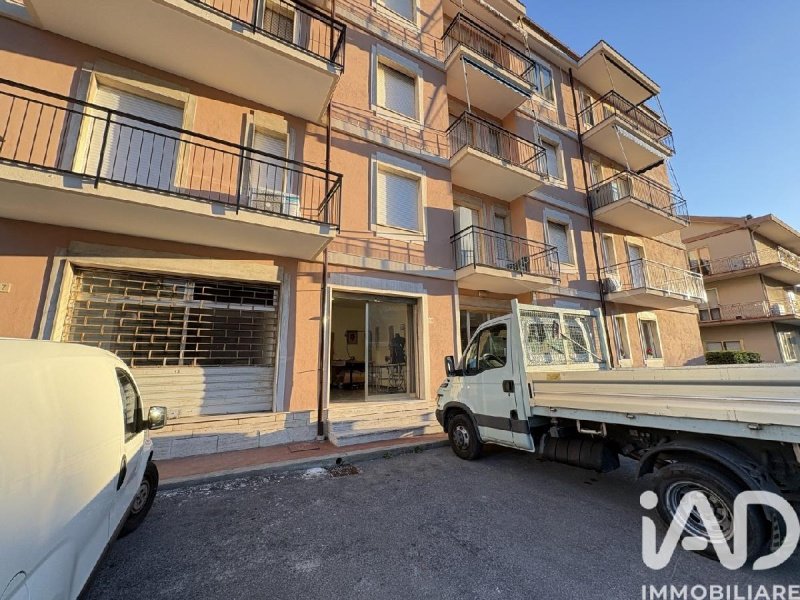 Inmueble comercial en Ceriale