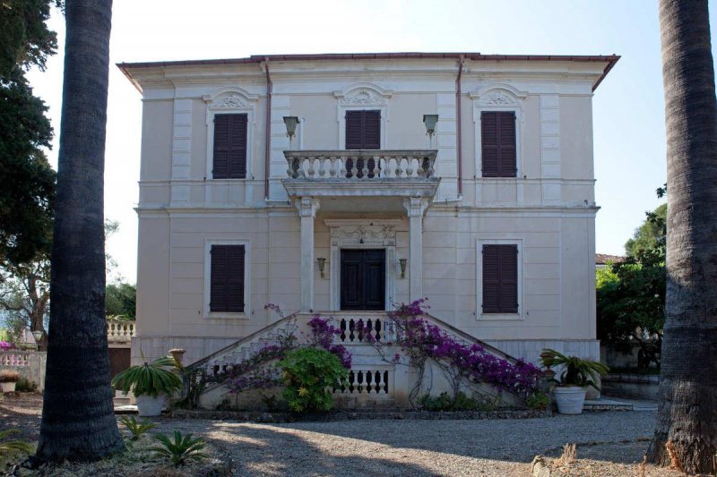 Villa a Diano Castello