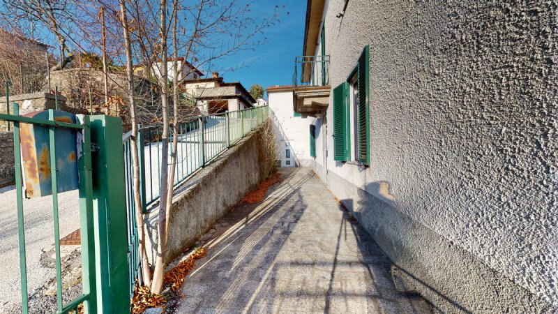 Casa geminada em Piazza al Serchio