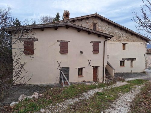 Klein huisje op het platteland in Castelraimondo