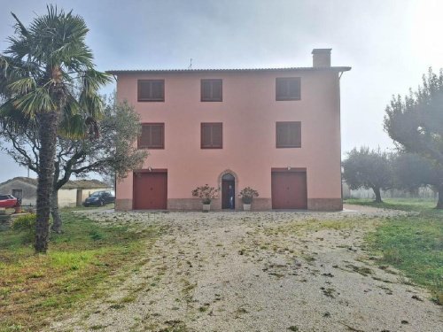 Klein huisje op het platteland in San Severino Marche
