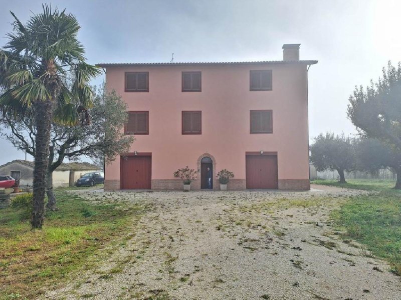 Klein huisje op het platteland in San Severino Marche