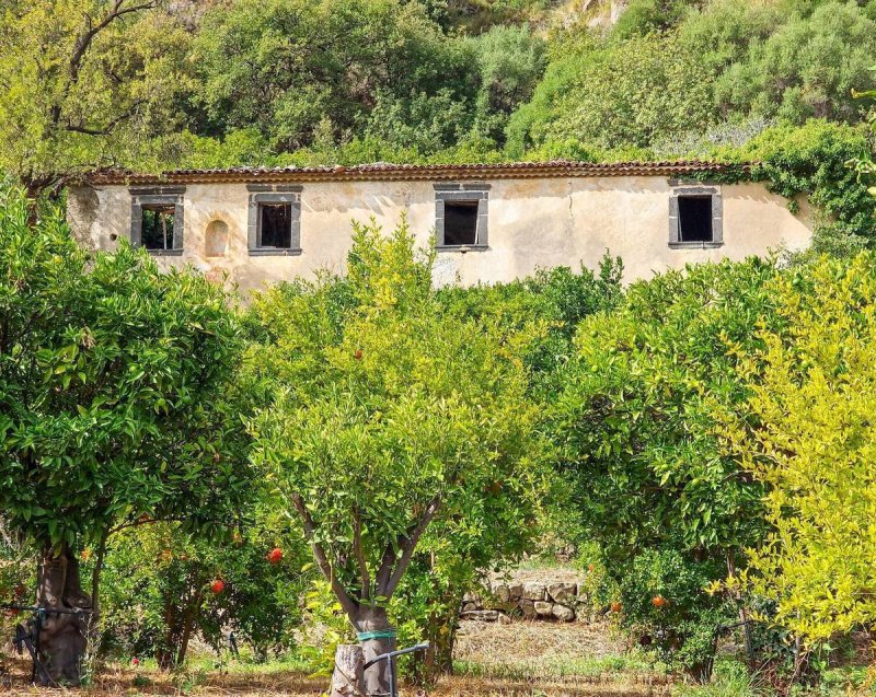 Отдельно стоящий дом в Кастильоне-ди-Сицилия