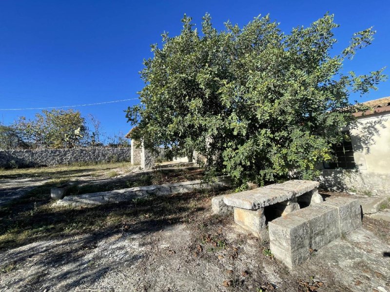 Klein huisje op het platteland in Noto