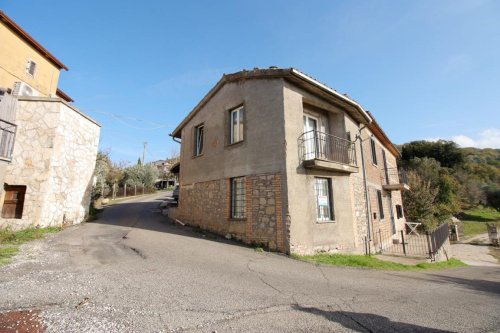 Hus från källare till tak i Montecchio