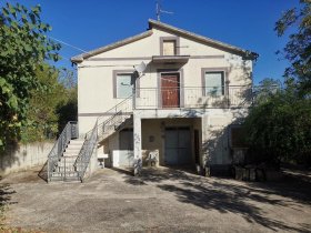 Farmhouse in Penne