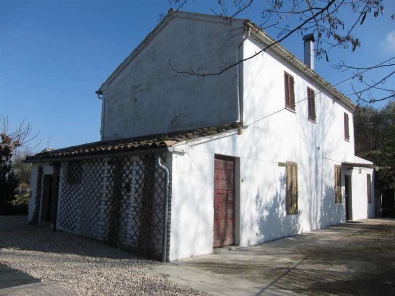 Klein huisje op het platteland in Sant'Omero