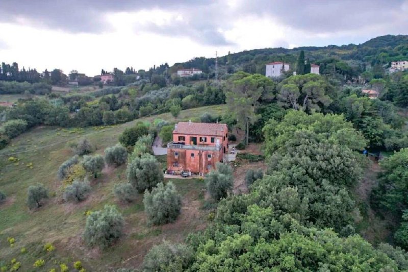 Klein huisje op het platteland in Rosignano Marittimo