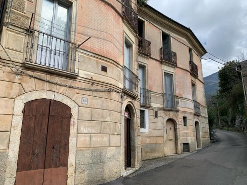 Historisk lägenhet i Balsorano