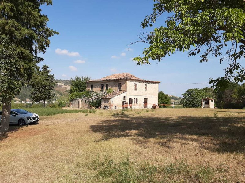 Klein huisje op het platteland in Vallefoglia